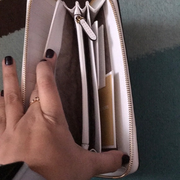 NWOT Michael Kors wallet - Picture 4 of 4